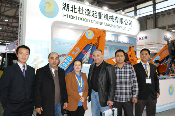 沙特客人在杜德展廳前合影.jpg
