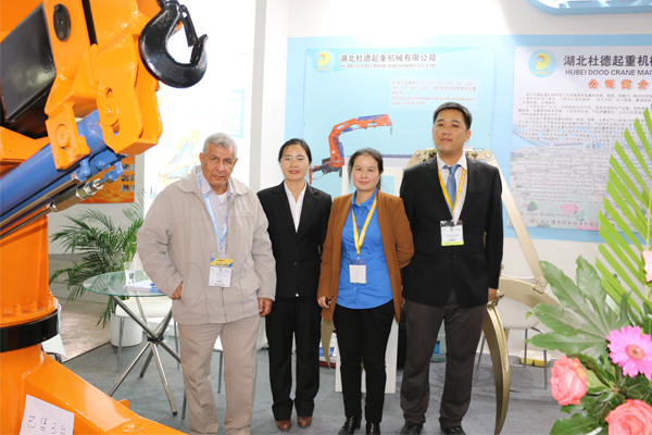 與沙特客人在杜德展廳合影留念.jpg